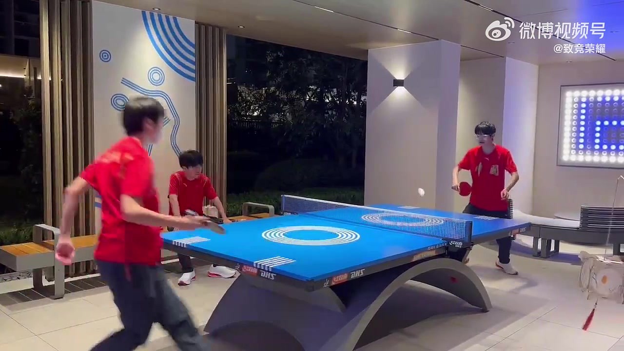 金牌选手！媒体分享视频：阿豆和一诺化身乒乓球“运动员”！ - 2