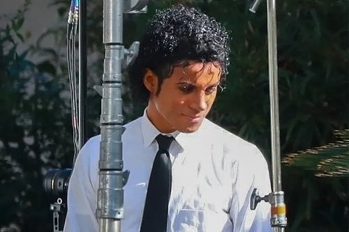 《迈克尔·杰克逊》传记片曝路透照片：MJ侄子的神态简直太像本人? - 1