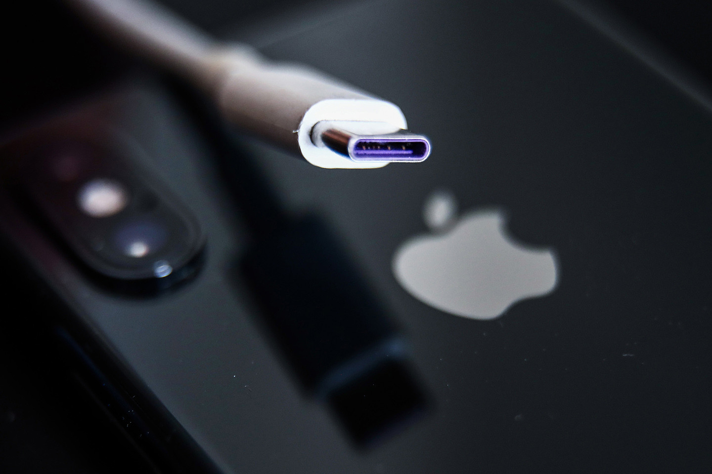 Apple Will Be Forced to Use New Charger After EU Votes for USB-C (AAPL) -  Bloomberg