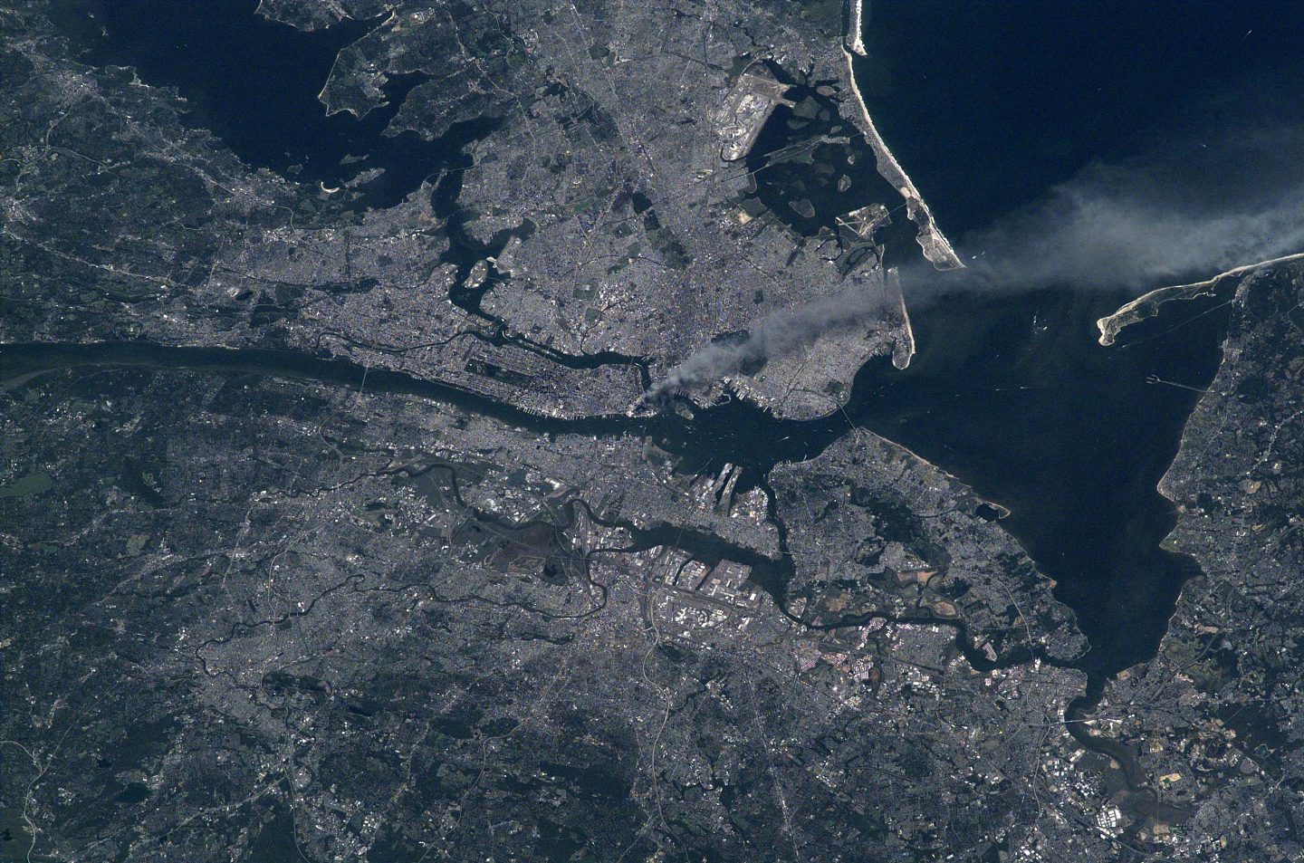NASA公布9·11事件卫星图像 太空可见曼哈顿滚滚浓烟 - 2