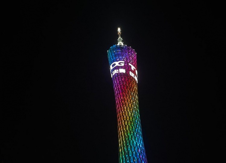 EDG粉丝自发应援：今晚的广州塔上 赫然写着“S11加油” - 1