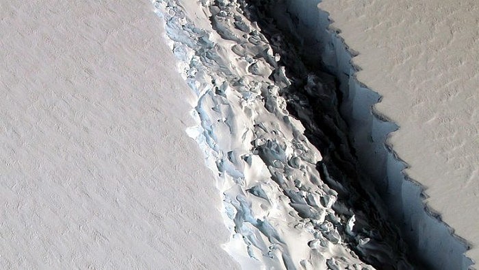 Antarctica-Ice-Shelf-Rift-777x437.jpg