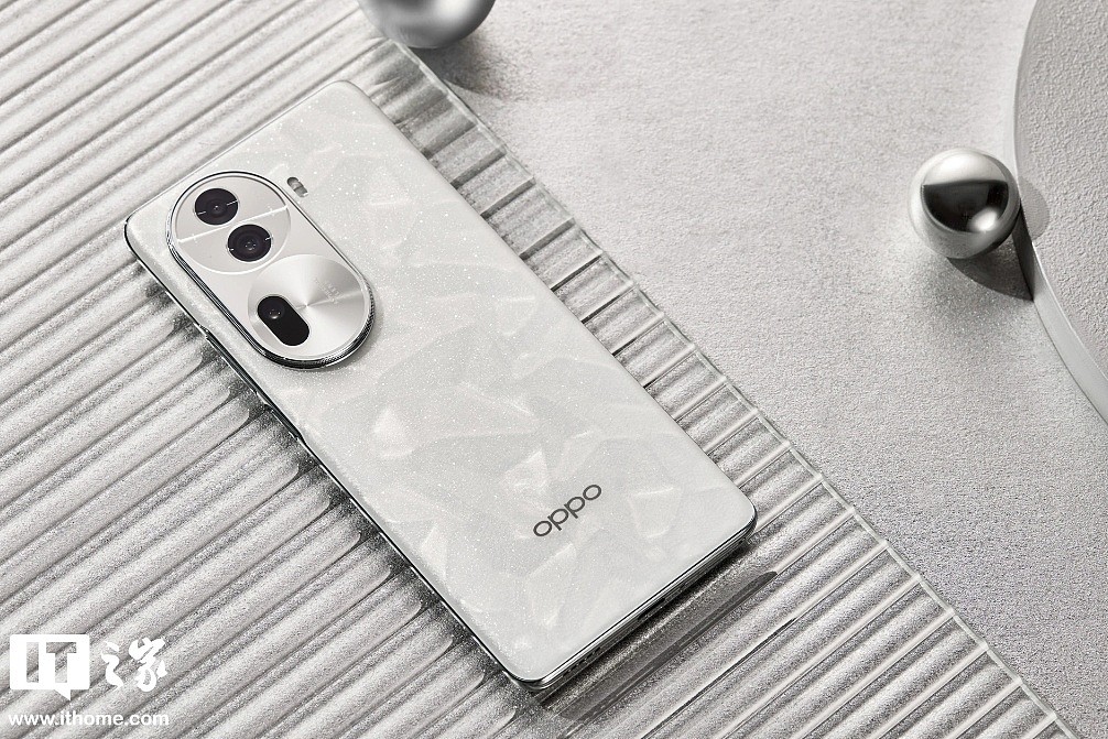OPPO Reno11 系列手机推出“好事成双好运礼盒”：含两部手机和两部耳机，到手价 5999 元 - 2
