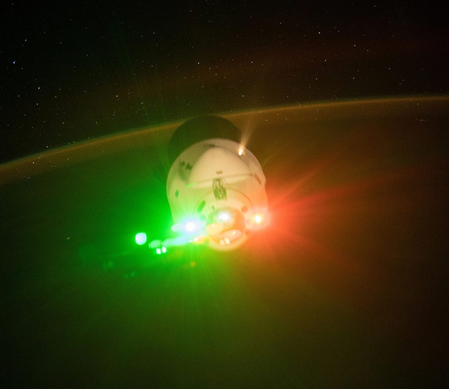 SpaceX货运龙飞船返回地球并在佛罗里达海岸溅落 - 1