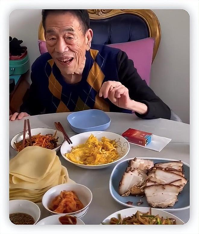 90岁杨少华现身自家饭店，走路要俩人搀扶，儿子亲手夹菜喂吃饭 - 6