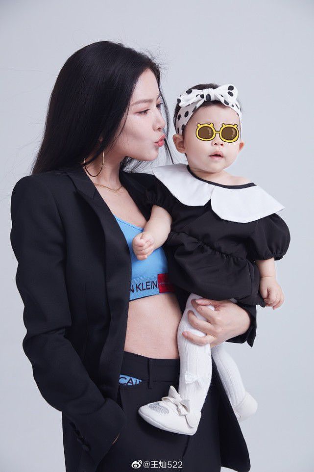 杜淳女儿迎1周岁生日，王灿首携女儿拍写真，蛋饺皮肤雪白好漂亮 - 5