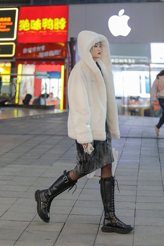 素人们的街拍好真实，重庆妹子大冬天的穿起了羊绒外套，但也很美 - 3