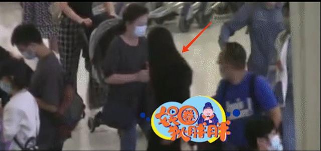 张萌一家现身机场，3岁女儿罕露正脸，术后身体虚弱仍要坐推车 - 4