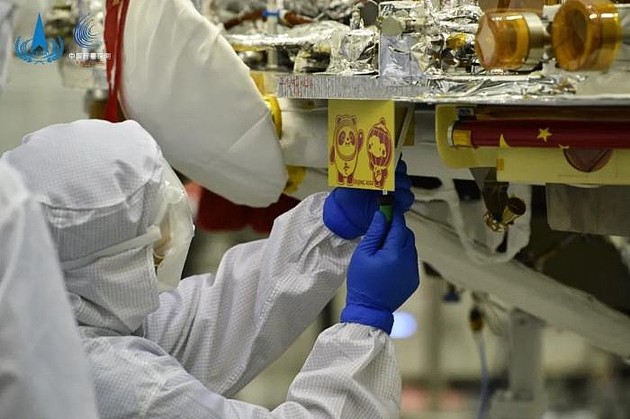 工作人员正在火星着陆器上安装吉祥物。图片来源：中国探月工程微信公众号
