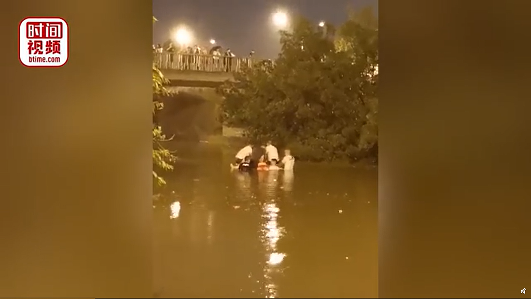 北京暴雨两人遇难，车辆被困水中，乘客该如何自救？ - 1