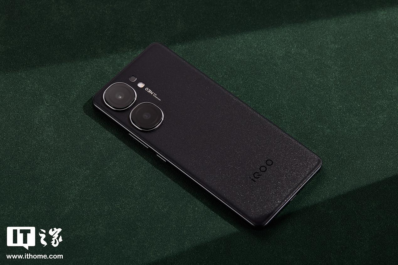 【IT之家开箱】iQOO Neo9S Pro + 格斗黑手机图赏：大众的审美，电竞的心 - 1