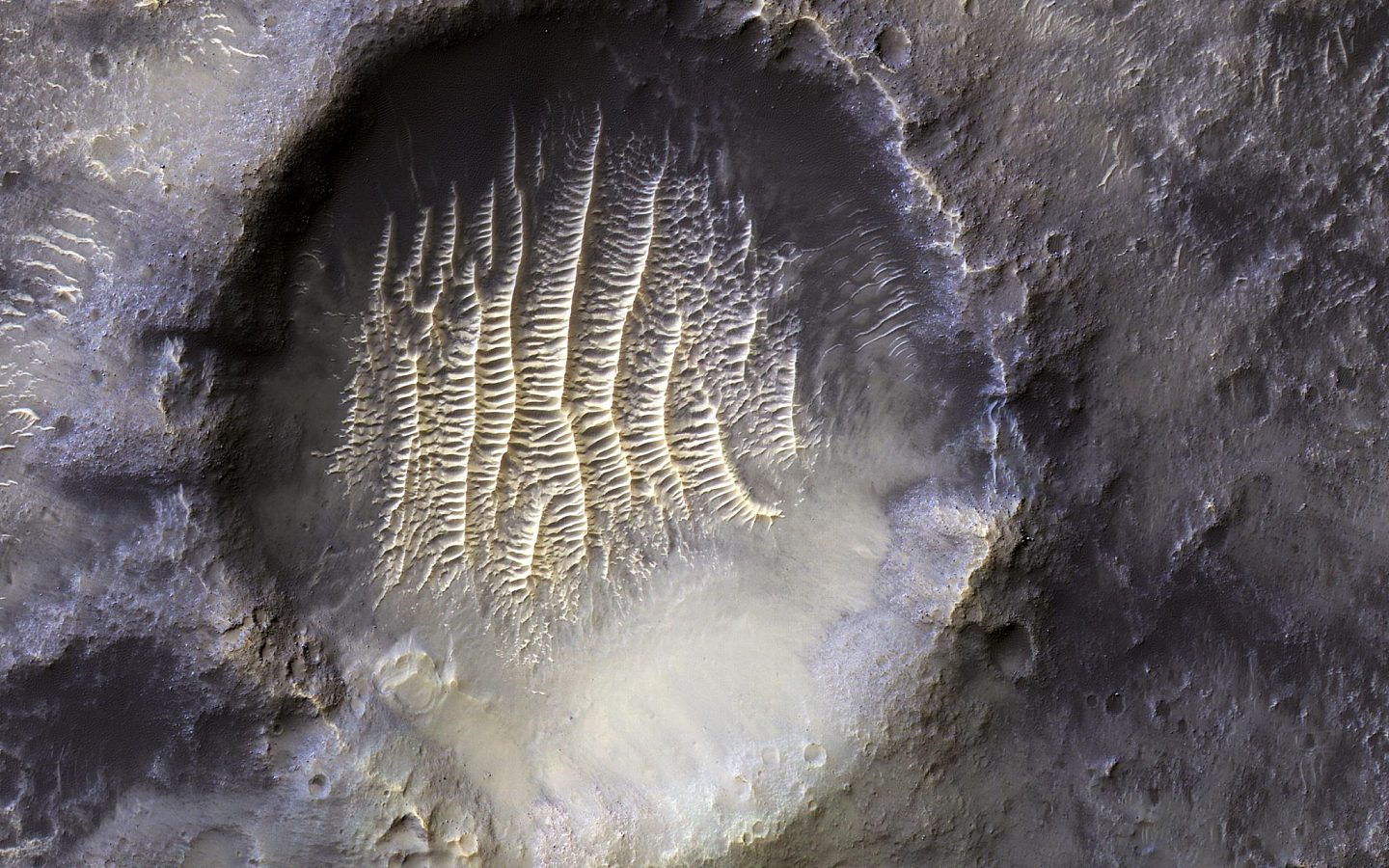 外星人的脚印？：NASA拍摄的火星环形山照片令人惊叹 - 1