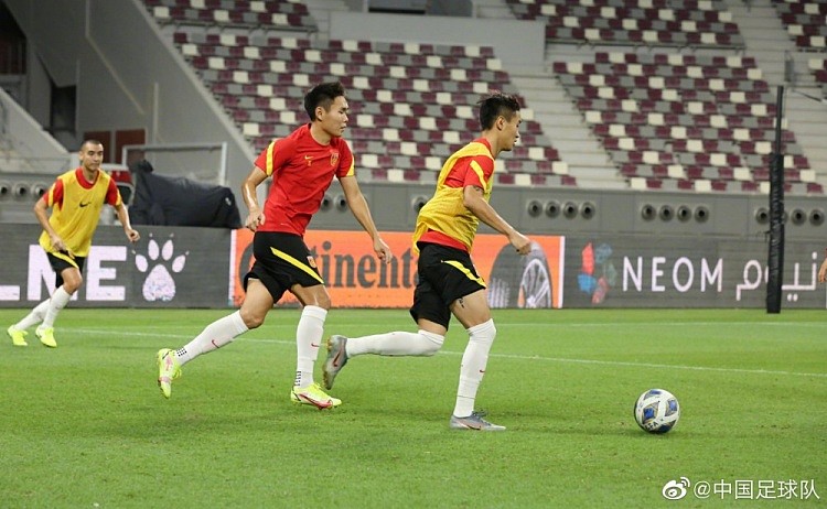 中国足球队：全队32名球员全部参加了合练，积极备战7日的比赛 - 2