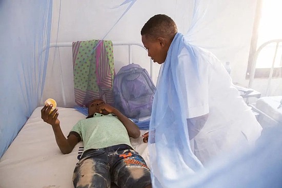 ■ 经杀虫剂处理的蚊帐是预防疟疾的有效工具 / 盖茨基金会