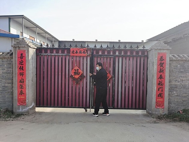 位于李岗村的南阳康之源生物技术有限公司，门口没有公司标牌，铁门紧锁。