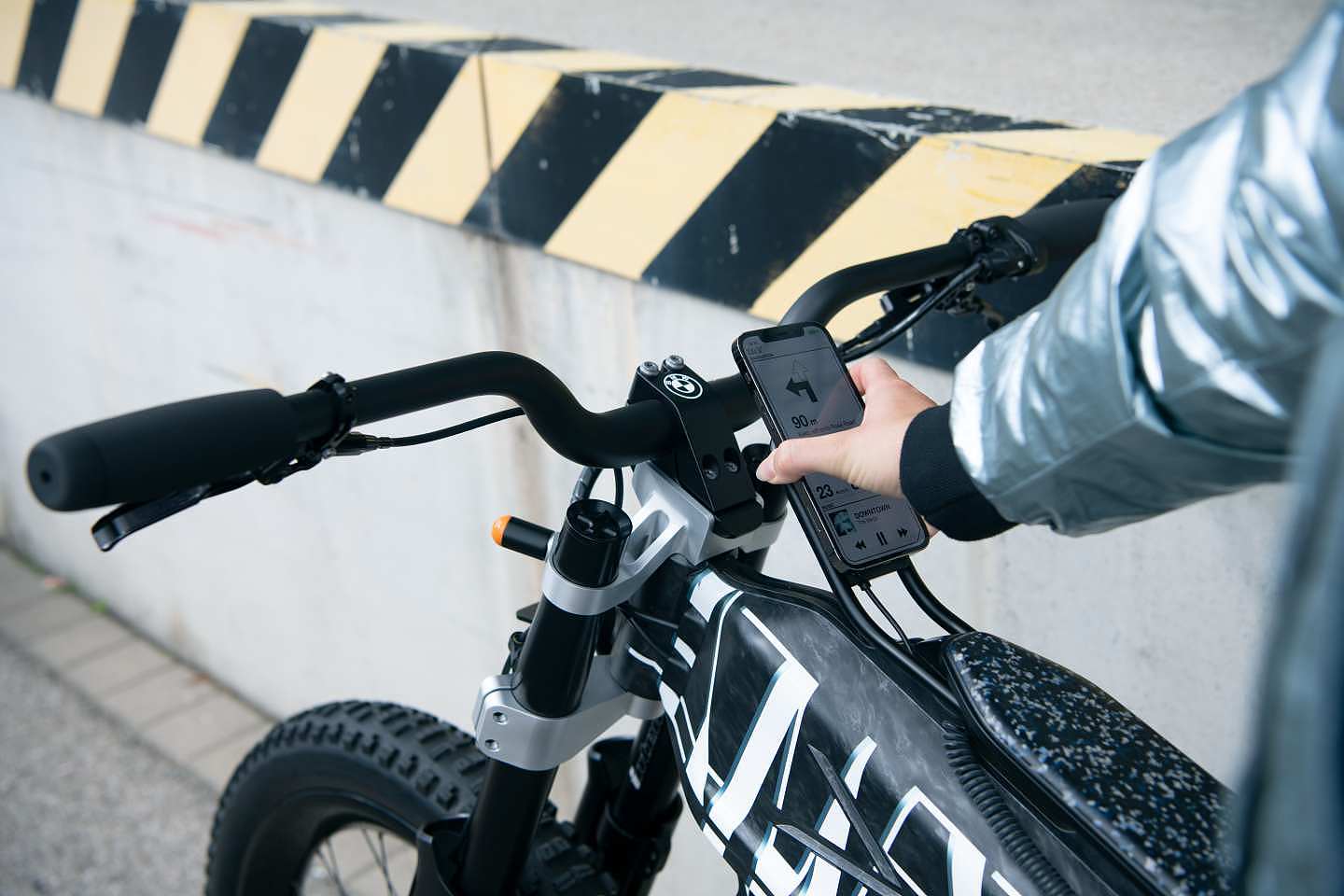 着眼电动自行车和摩托的未来移动：宝马展示两款电动摩托概念车 - 5