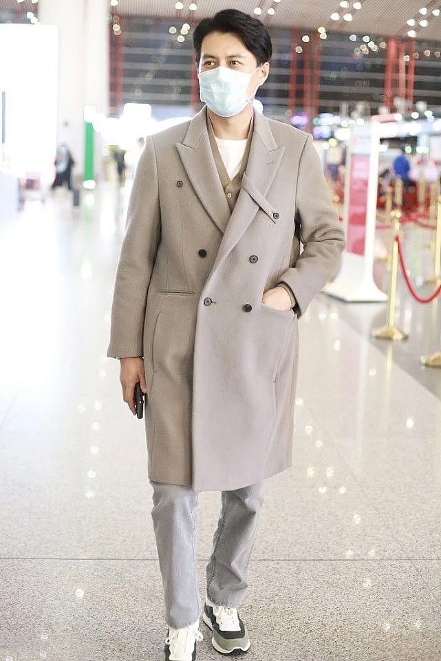 靳东开始赶潮流了，大衣+运动鞋精致时髦，中年男士这样穿显品位 - 4