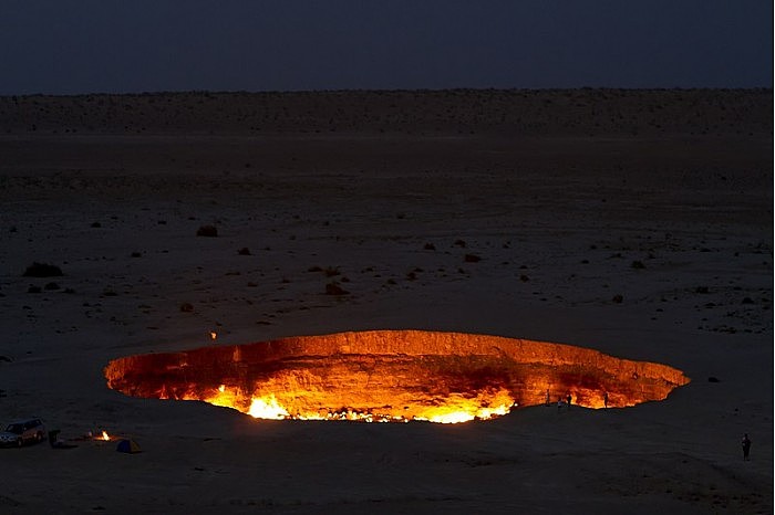 800px-Darvaza_gas_crater,_Jähennem_derwezesi,_Door_to_Hell,_Gates_of_Hell,_Derweze,_Turkmenistan_at_night.jpg