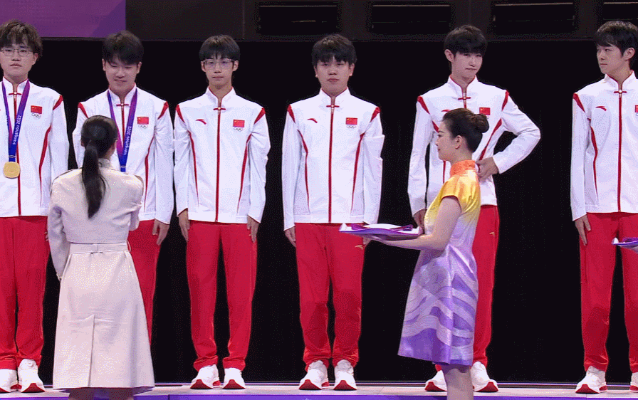 亚运王者荣耀颁奖仪式：中国选手戴上金牌，升国旗唱国歌！ - 1