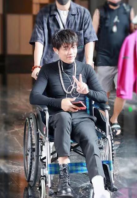 凤凰传奇曾毅左腿受伤骨折 打石膏坐轮椅坚持工作 - 4