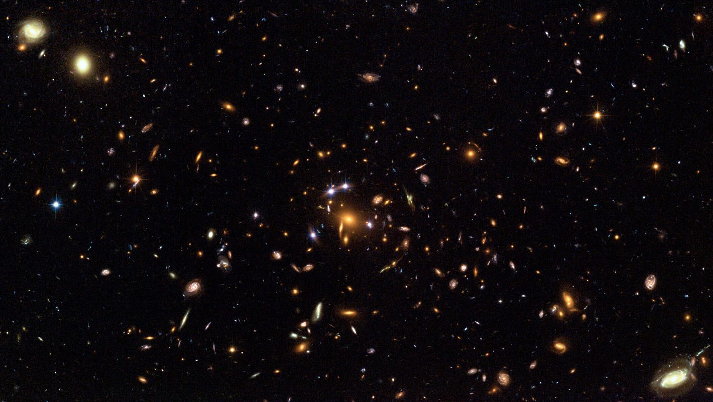 哈勃太空望远镜捕捉到星系团SDSS J1004+4112全景 - 1