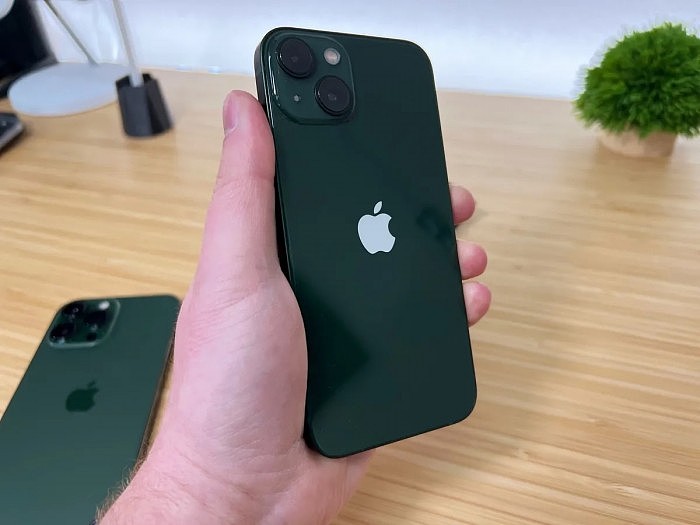 iPhone 13全新苍岭绿和绿色真机上手 - 5