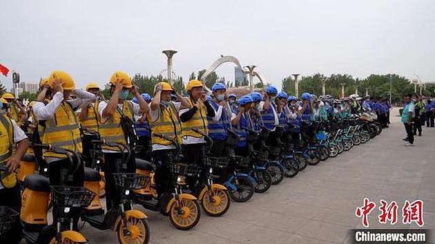 银川共享单车首批安全头盔配备现场。 兴庆区融媒体中心供图