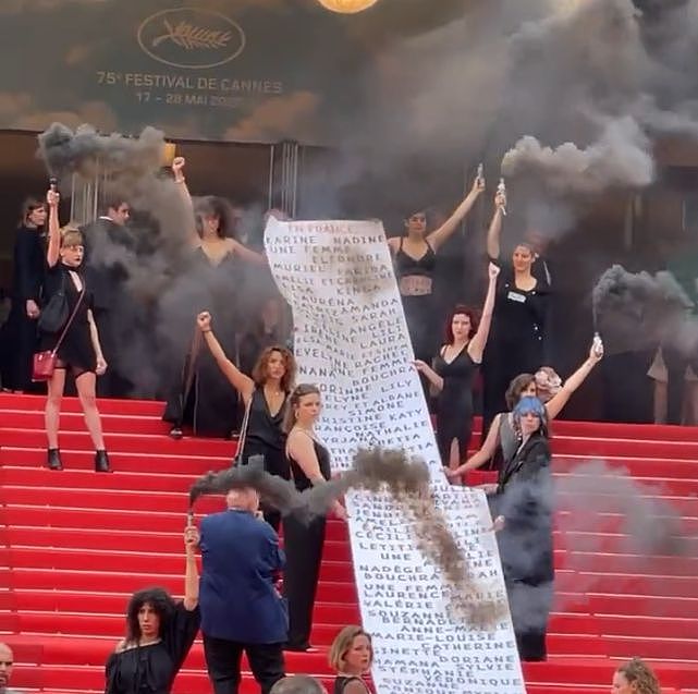 戛纳电影节再现突发状况，数名黑衣女子冲上红毯，现场浓烟滚滚 - 1