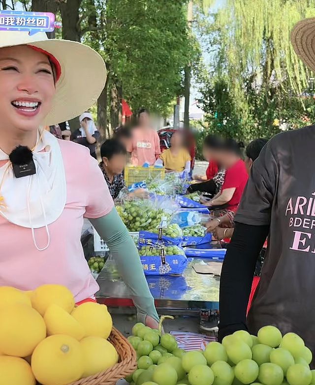 55岁港星湖南县城摆摊卖水果，40度戴草帽似村妇，卖力吆喝无人买 - 4