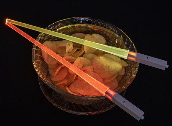 日厂发售创意游戏发光筷子 9色发光照亮玩家碗碟 - 1