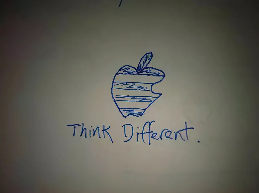 “Think Different”和苹果的 Logo 放在一起的手稿，图片由作者提供