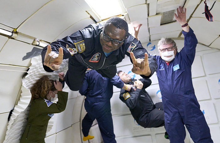 非营利组织利用飞机抛物线飞行让残疾人体验太空失重 - 1