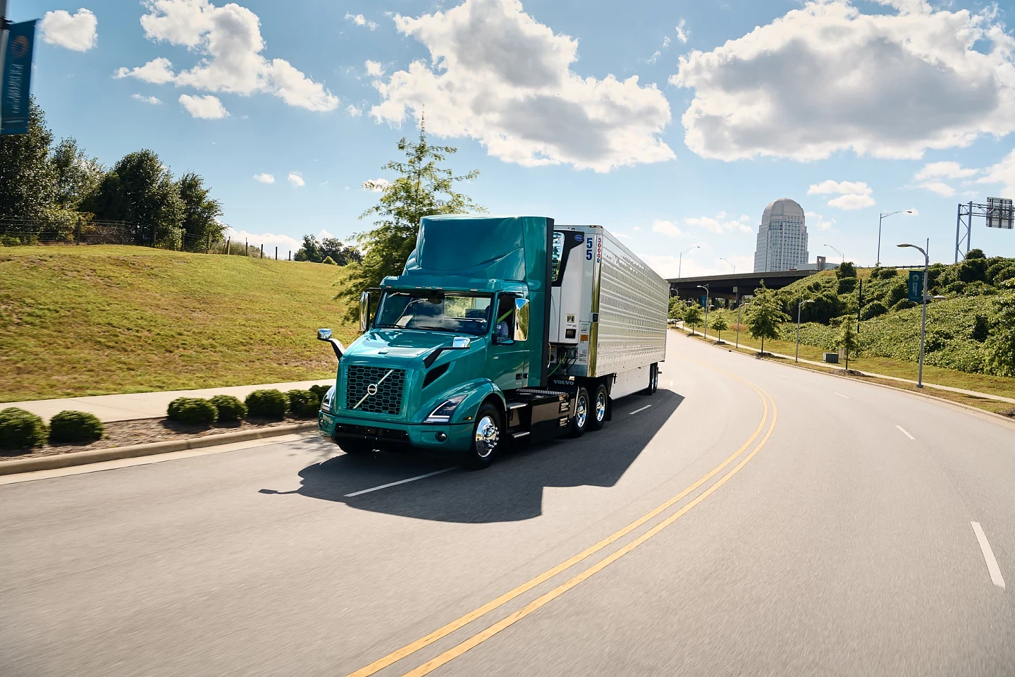 沃尔沃卡车公司为8级电动卡车提供更多续航里程和更快的充电速度 - 1