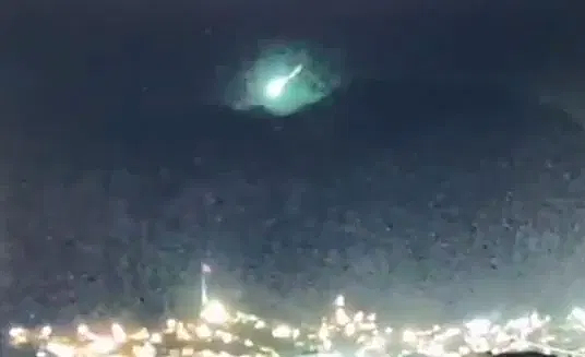 国外网友拍到不明物体在空中爆炸：绿色亮光照亮整个天空 - 2