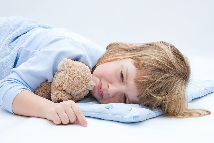 睡觉时朝左睡好还是朝右睡好？睡姿能保护器官，对不同人群有讲究 - 5