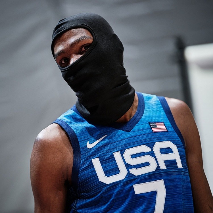 美国男篮奥运定妆照拍摄现场 杜兰特头罩造型抢眼 - 1