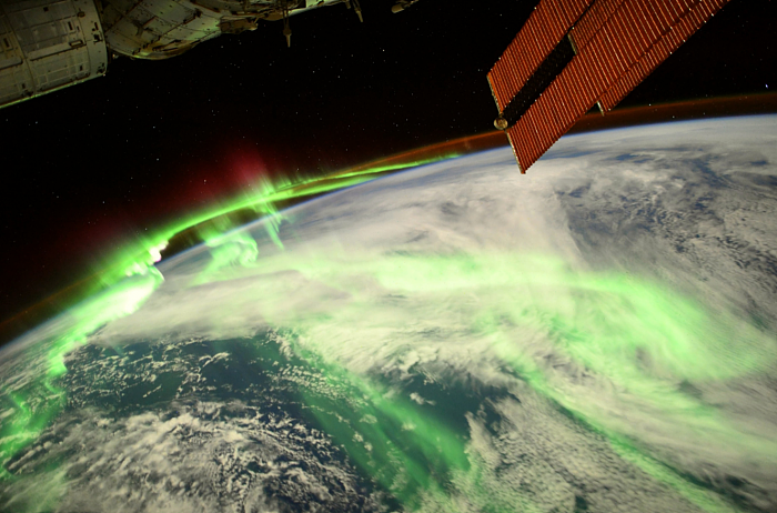 国际空间站宇航员拍到绝美极光照片：地球如穿上绿色纱衣 - 2