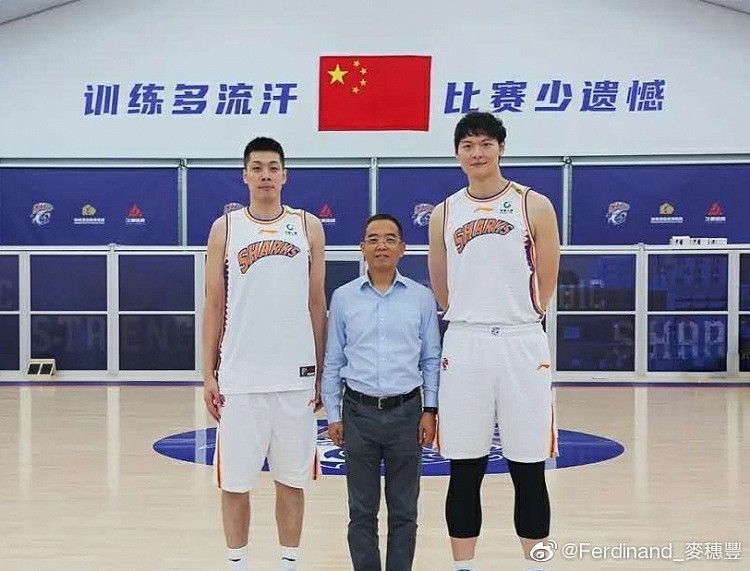 即将官宣？任骏威身穿上海男篮球衣现身训练场的照片流出 - 1