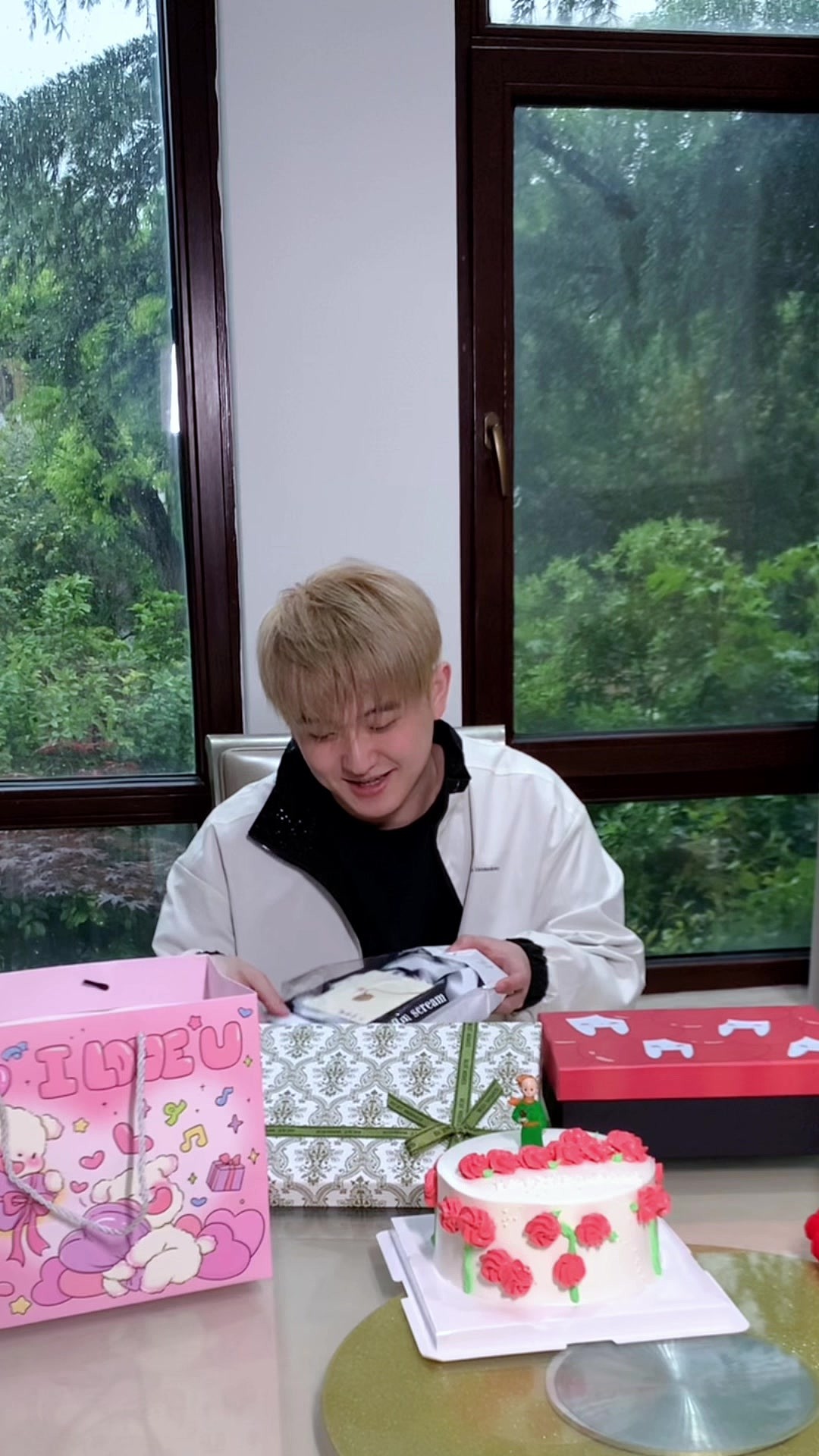 TT发布1xn生日开箱视频：看着粉丝的手写信开心地笑了起来的羞男 - 2