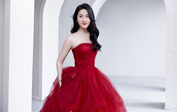 有种惊艳叫刘亦菲穿红裙，配微卷发艳而不俗，换轻熟风后太提气质 - 7
