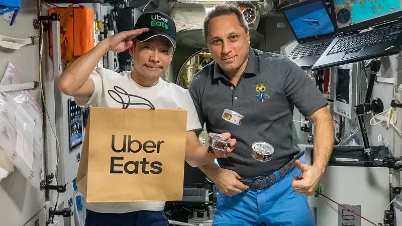 前泽友作刚完成一项太空任务：给宇航员送Uber Eats外卖 - 1