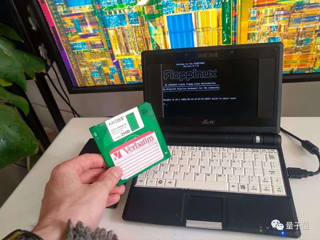 波兰极客用一张软盘运行Linux系统，用的还是最新内核 - 1