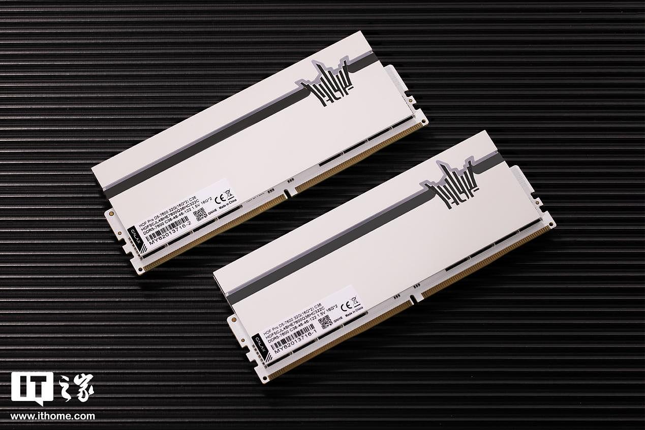 【IT之家开箱】影驰名人堂 HOF Pro DDR5-7600 16G 内存图赏：银白极光灯带，突破性能极限 - 3