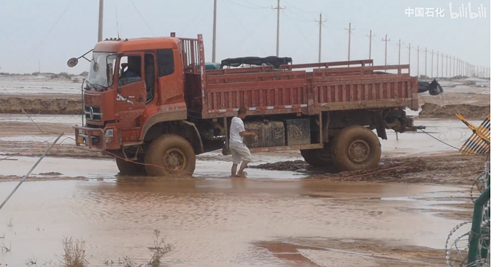 塔克拉玛干沙漠遭遇洪水 淹了中石化三万套设备 - 4