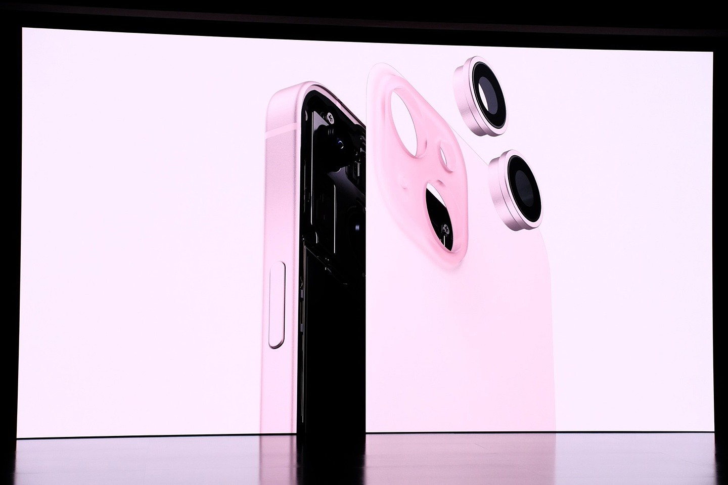 苹果发布 6.1/6.7 英寸 iPhone 15 标准机型：升级灵动岛、配 4800 万主摄、改用 USB-C 端口，起售价 799/899 美元 - 9