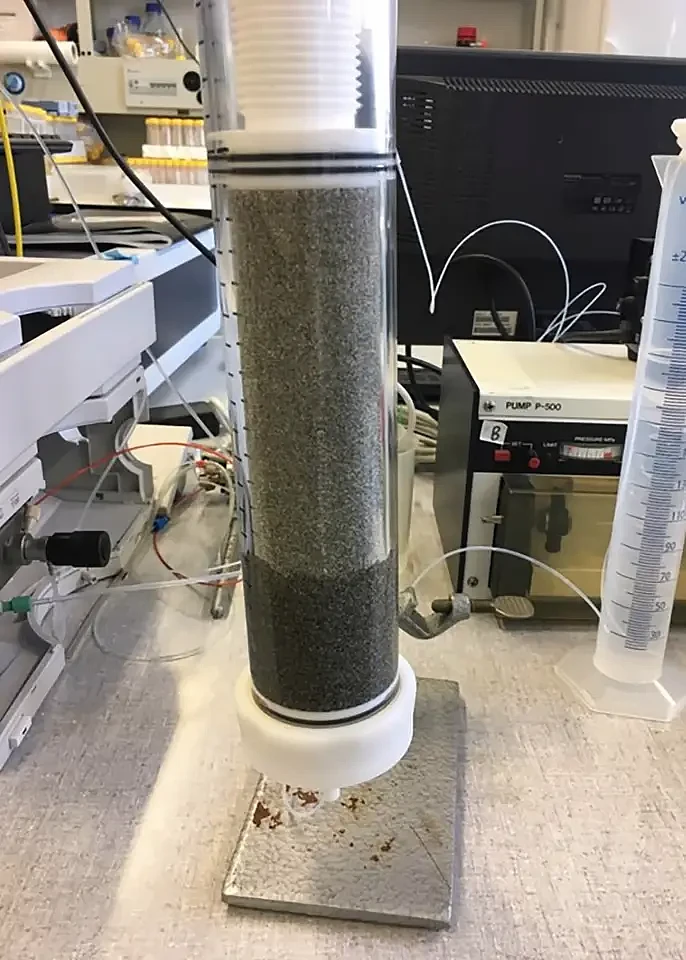 科学家发现慢砂过滤能有效去除水中的纳米塑料 - 1