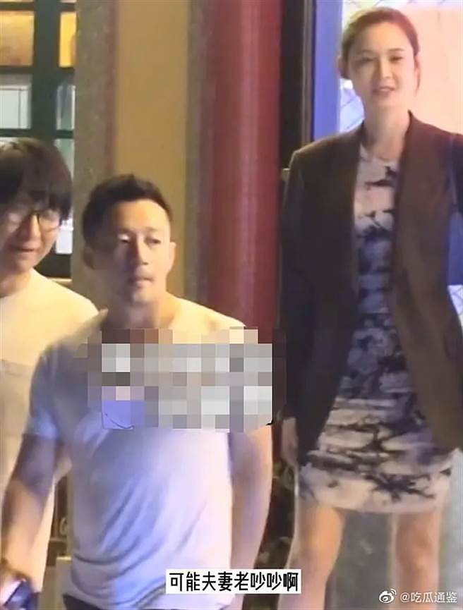 汪小菲與朋友吃完飯，看似心情不好地步出餐廳。(取自微博)