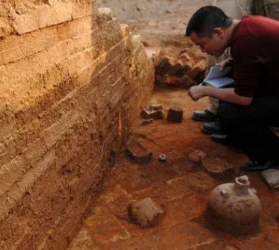 西安咸阳机场扩建工程中发现余座古墓，考古专家现场勘查 - 1
