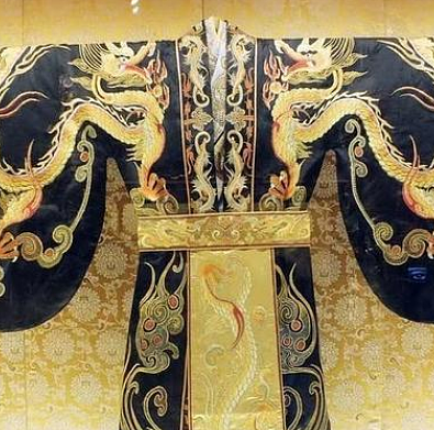 皇帝的龙袍之谜：九条龙的象征意义 - 1