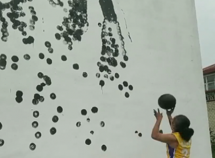90后美术老师拍8000下篮球绘出120平科比画像：被曼巴精神激励 - 3